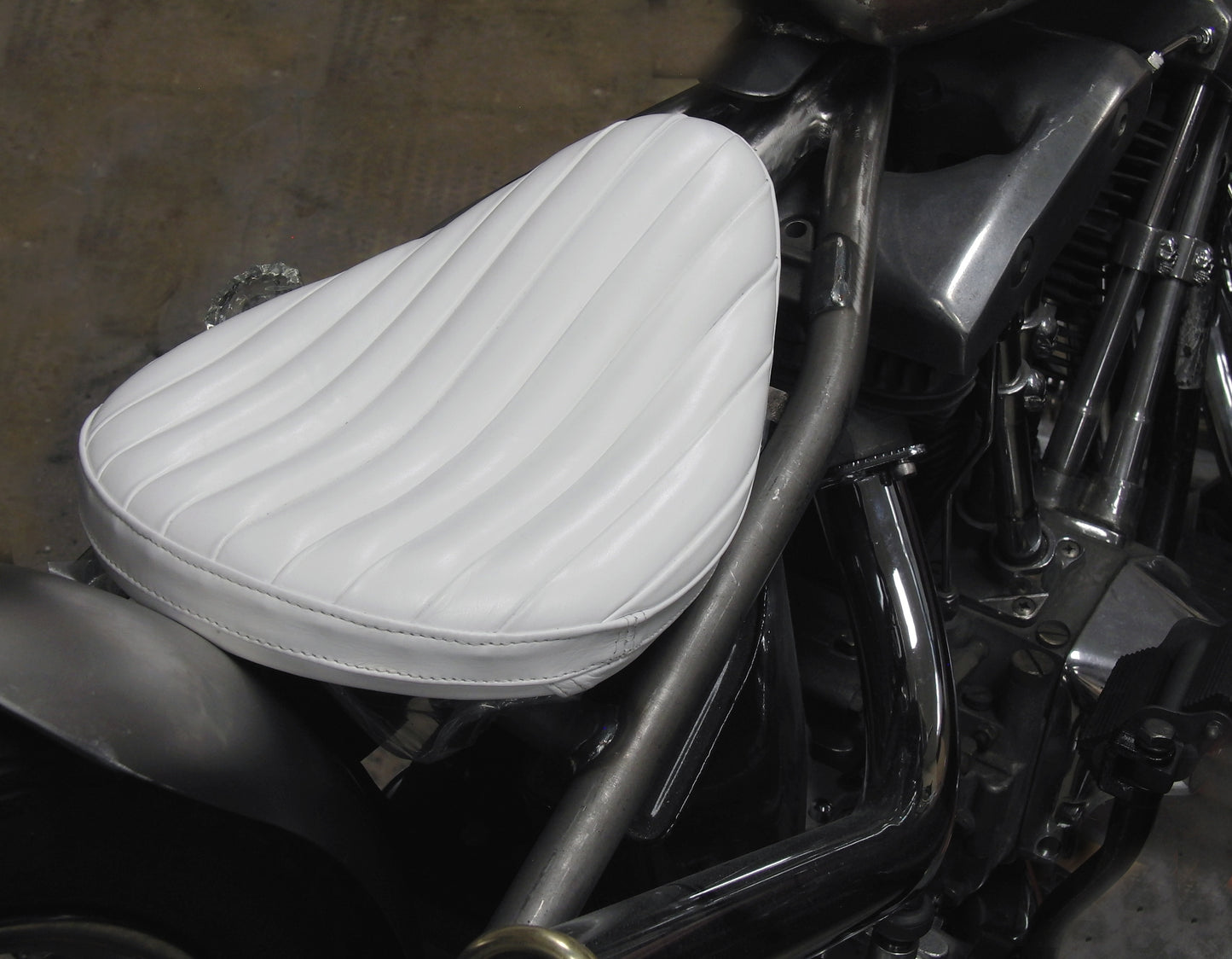 CLASSIC WHITE BATES STYLE LEATHER "369" VERTICAL RIBBED CHOPPER SOLO SEAT TUCK & ROLL HARLEY BOBBER