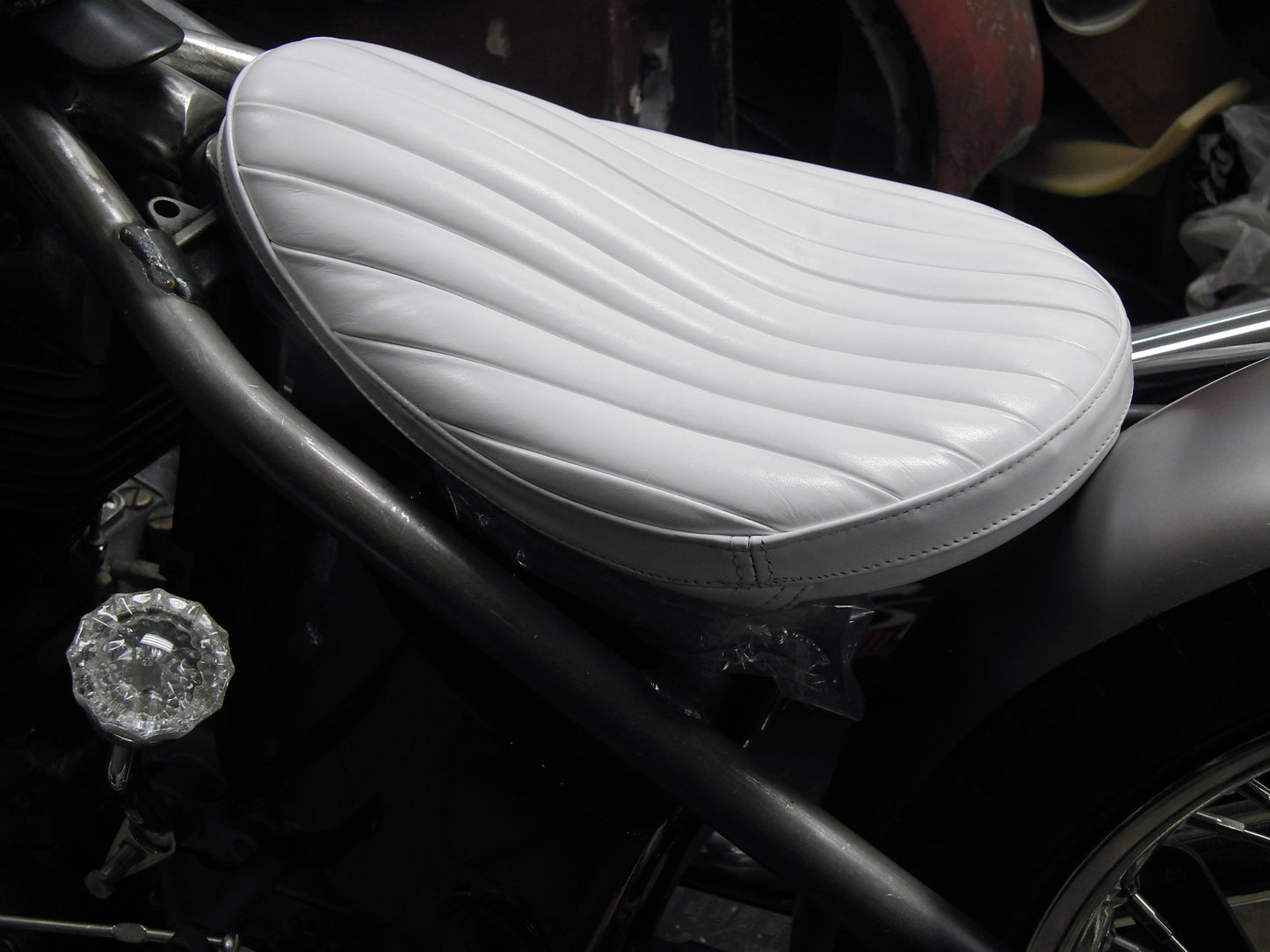 CLASSIC WHITE BATES STYLE LEATHER "369" VERTICAL RIBBED CHOPPER SOLO SEAT TUCK & ROLL HARLEY BOBBER