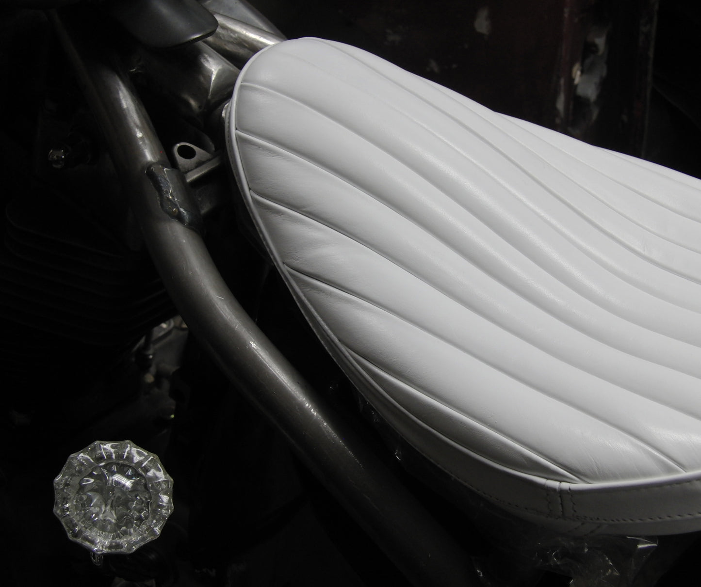 CLASSIC WHITE BATES STYLE LEATHER "369" VERTICAL RIBBED CHOPPER SOLO SEAT TUCK & ROLL HARLEY BOBBER