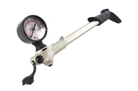 HARLEY Handstoßdämpferpumpe mit Manometer Passend für 1983-UP FLT, 1984-1994 FXRT,
