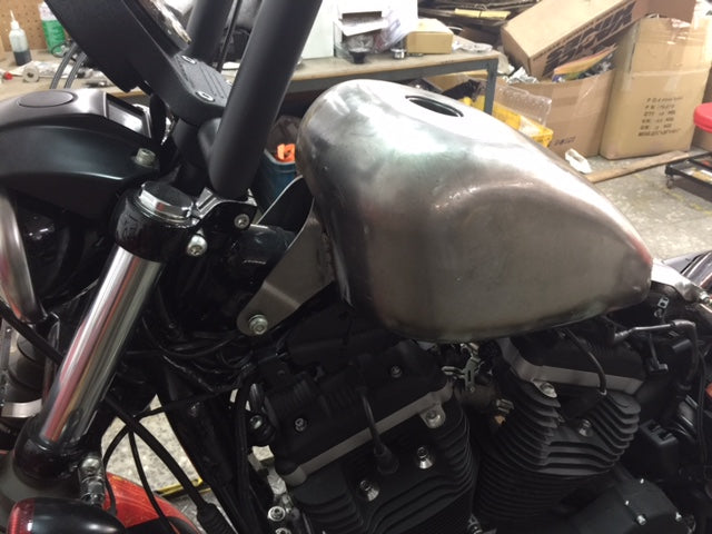 HARLEY 2,4-Gallonen-Benzintank passend für 2007-UP XL, 883R, 883N und 1200N mit EFI