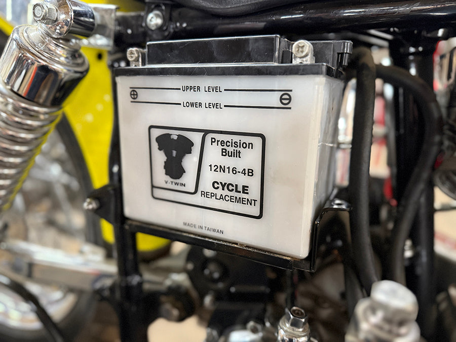 HARLEY Batteriehalter-Kit Schwarz, passend für 1973–1979 FX,