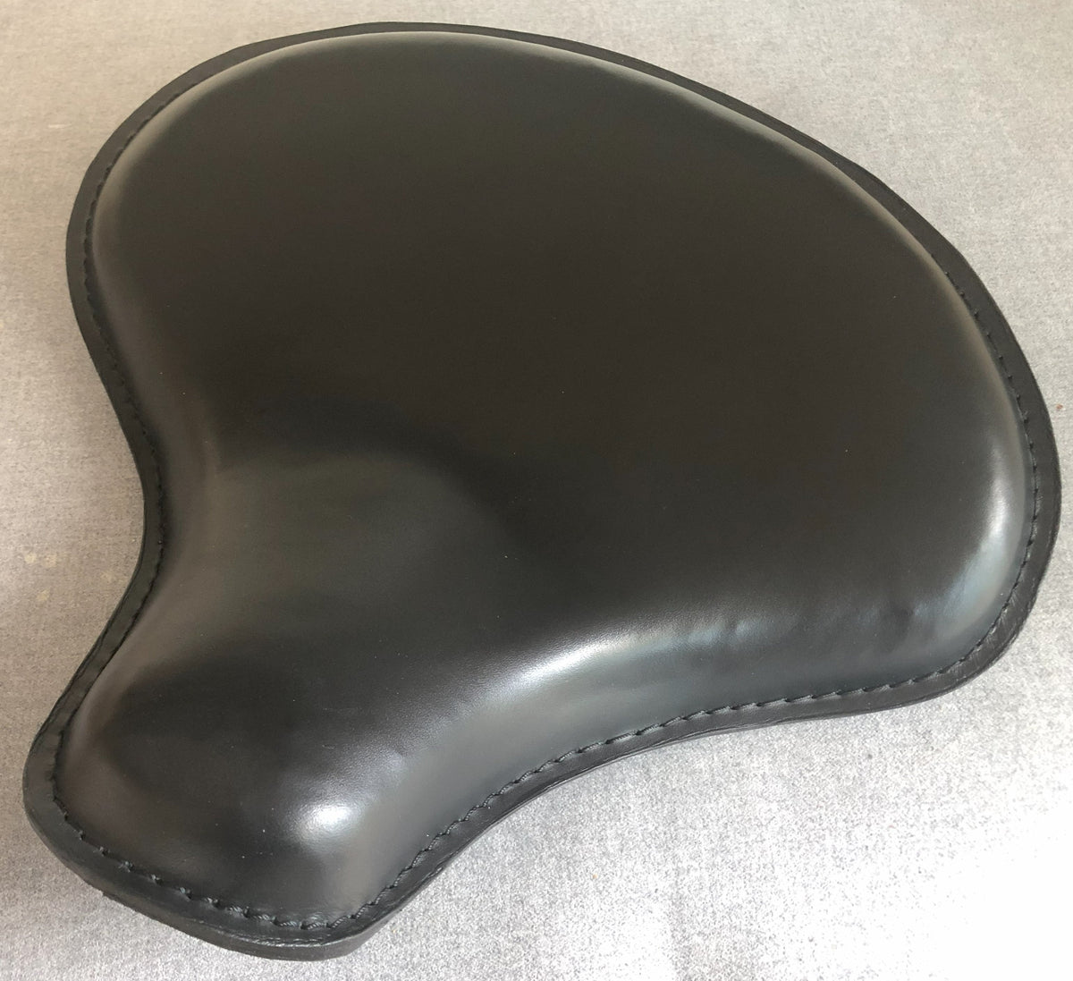 Ext Wide large Solo Seat
Top Genuine BLK Thick Leather 
Wide / Tractor Style 
Plain Extra Comfort 28mm Padding
3.5mm HeavyFormed Steel