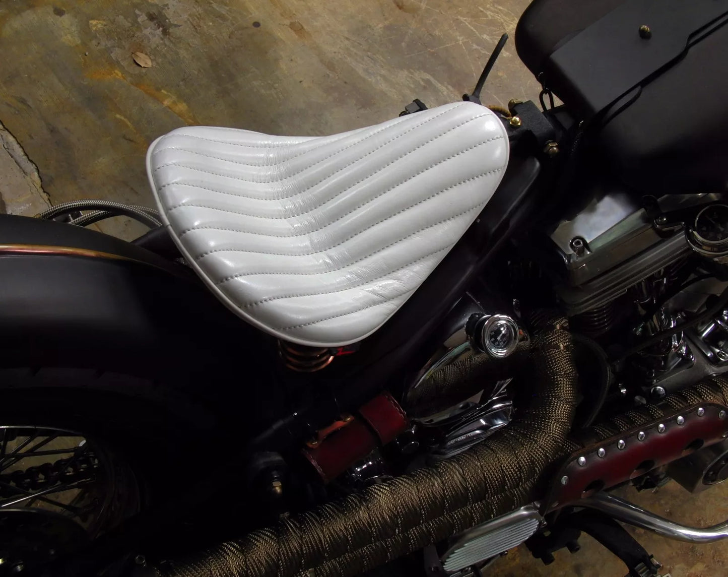 WHITE LEATHER "356" VERT RIB HI-BACK SOLO SEAT TUCK & ROLL HARLEY BOBBER CHOPPER